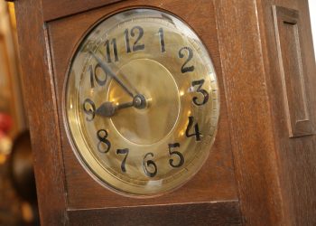 Panglici de dantelă și tafta, iz de cerneală veche